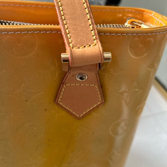 louis vuitton vernis in gold. - Picture 4 of 16